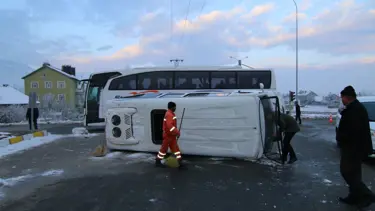 Öğrenci servisi ile yolcu otobüsü çarpıştı: 18 yaralı