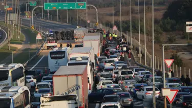 Anadolu Otoyolu'nda TIR devrildi: Ankara yönü ulaşıma kapandı