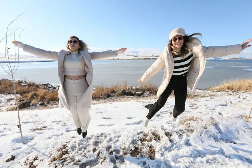 Çıldır Gölü kısmen dondu 3