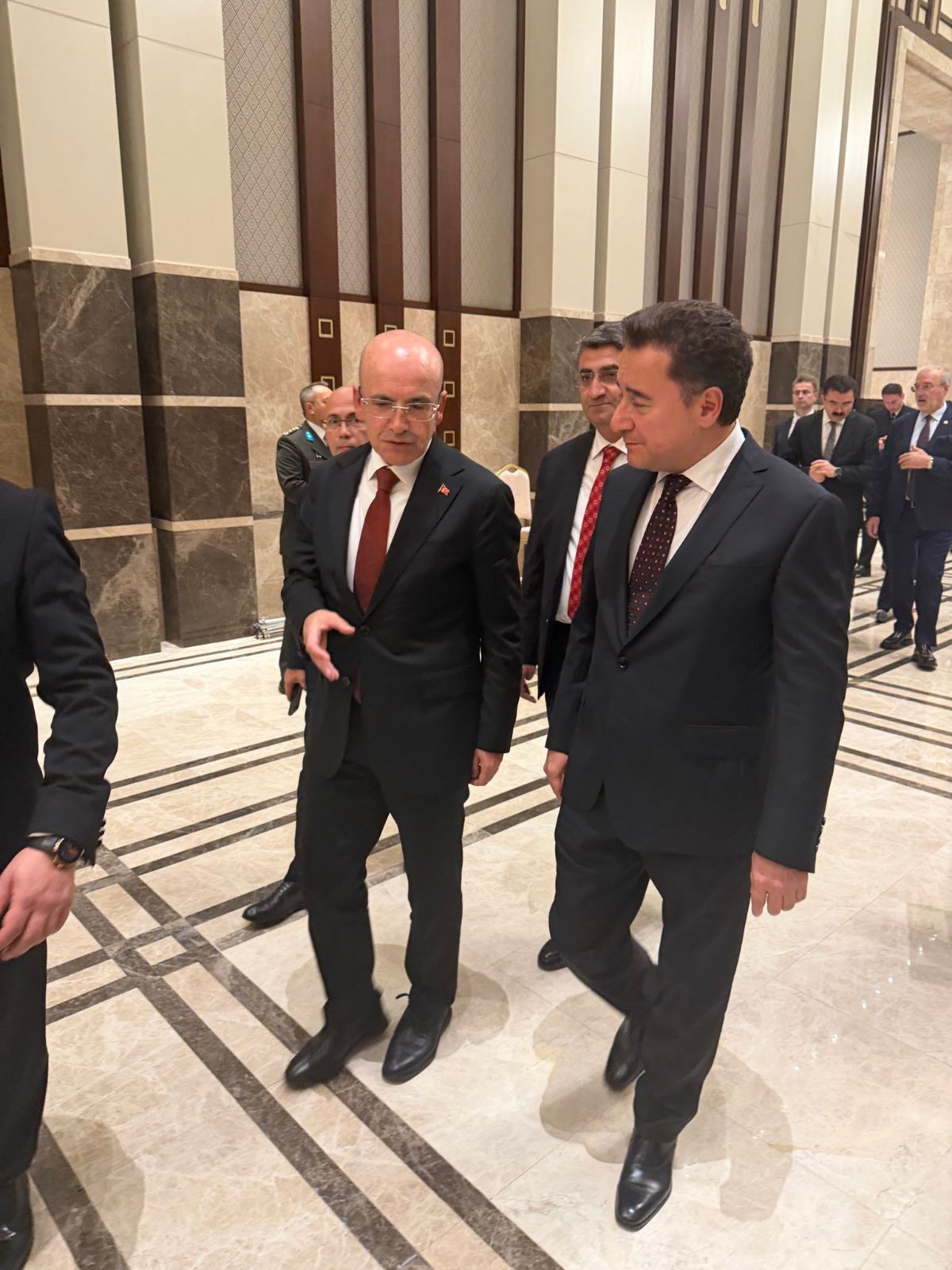 Cumhuriyet Bayramı resepsiyonunda dikkat çeken an: Mehmet Şimşek ile Ali Babacan sohbet etti