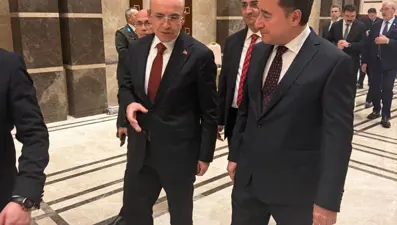 Cumhuriyet Bayramı resepsiyonunda dikkat çeken an: Mehmet Şimşek ile Ali Babacan sohbet etti