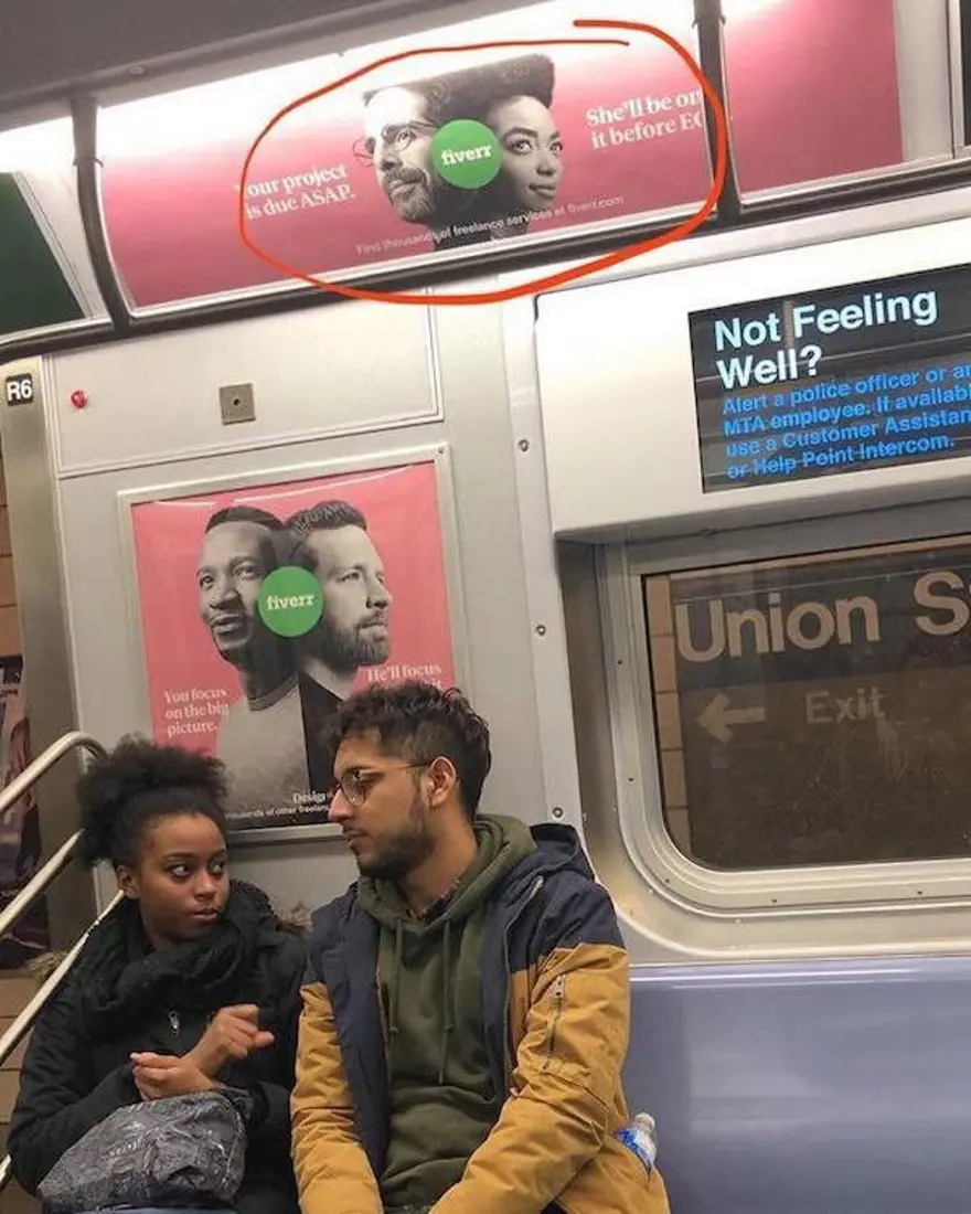Reklam panosunda ikizinizle karşılaşsanız ne yapardınız? (Metroda fenomen oldular) 8