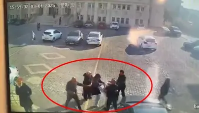 Adliye önünde akrabaların kavgası kamerada