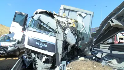 Çekmeköy'de TIR refüje çarptı: Şoför hayatını kaybetti