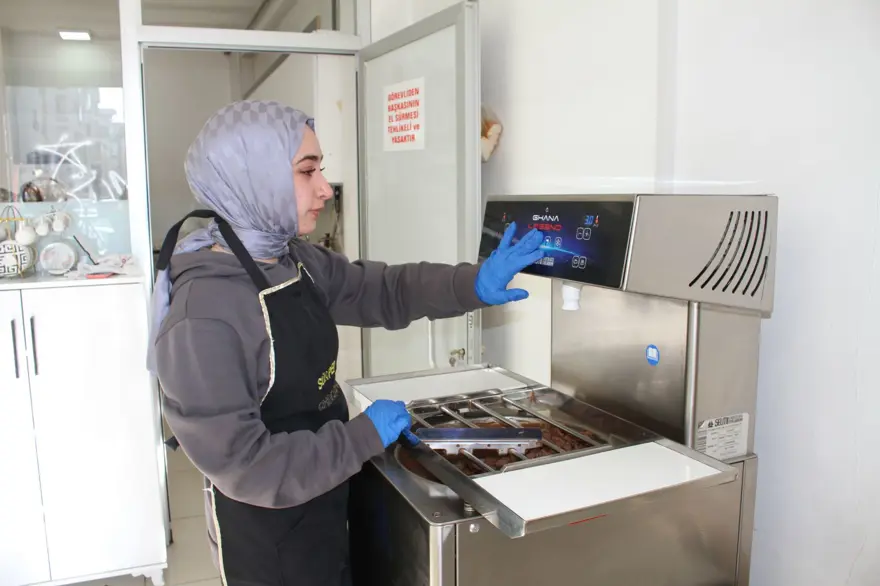 Vanlı kadınlardan doğal çikolata üretimi 