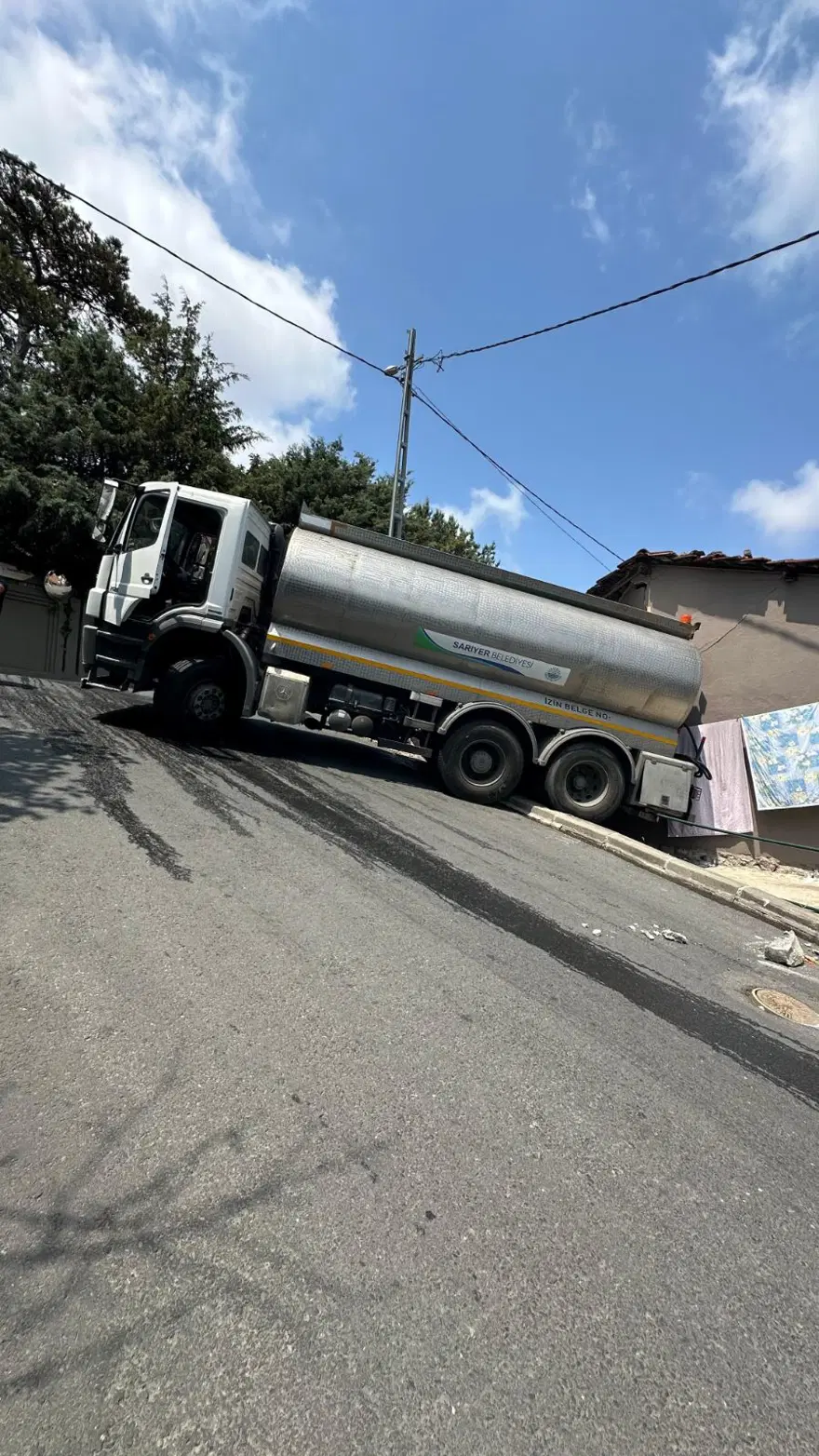 Sarıyer Belediyesi'nin su tankeri gecekonduya girdi: Ev sakinleri yaşadıkları dehşeti anlattı 5 Sarıyer Belediyesi'nin su tankeri gecekonduya girdi: Ev sakinleri yaşadıkları dehşeti anlattı 5