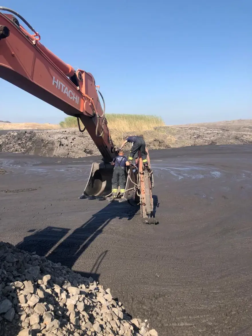 İş makinesi operatörü çamur altında kaldı 6