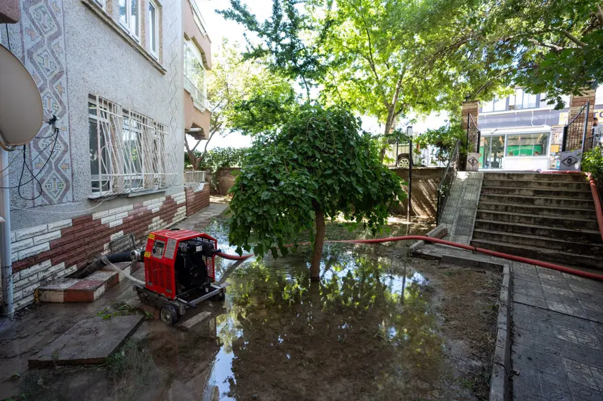 Ankara'da sağanak: Evleri ve iş yerlerini su bastı 1 Ankara'da sağanak: Evleri ve iş yerlerini su bastı 1