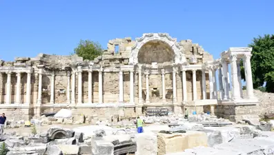 Side'de Kalliope'nin betimlendiği mozaik zemin gün yüzüne çıkarıldı