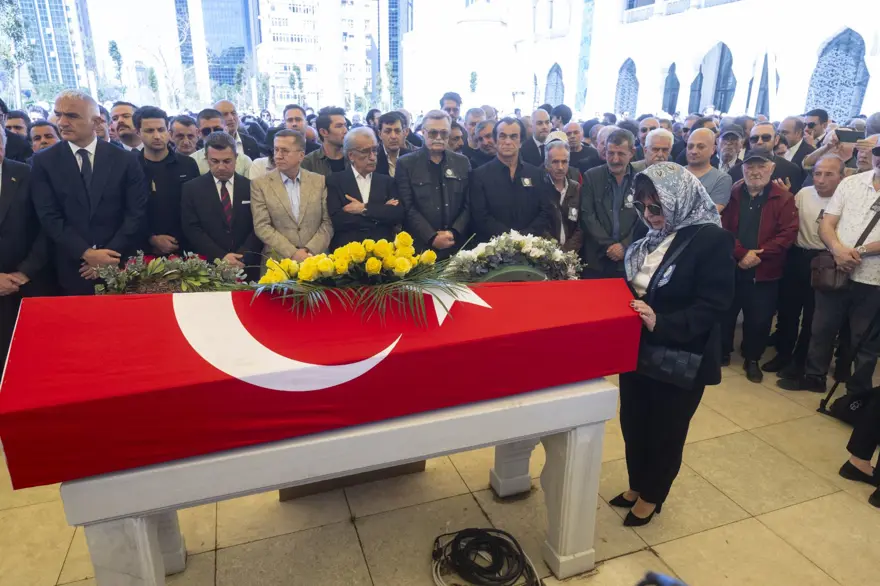 Türker İnanoğlu'na veda: Duayen sinemacı son yolculuğuna uğurlandı 4