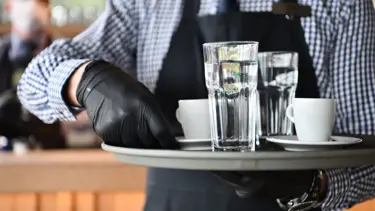 Garson krizi büyüyor: Kimi kurye oldu, kimi şoför