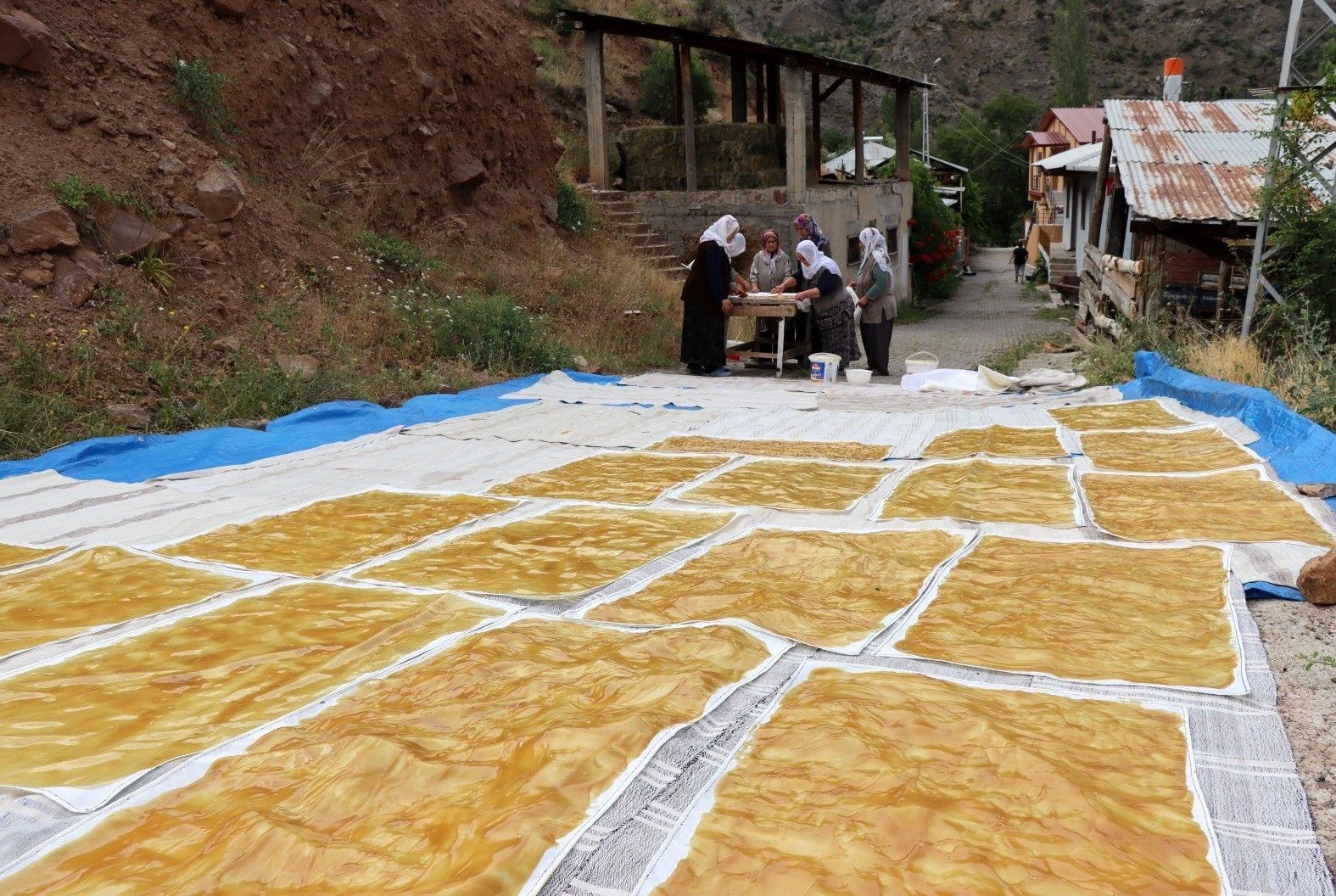 Dev kazanlarda odun ateşiyle hazırlanıyor: Kışın sofralarda yerini alacak