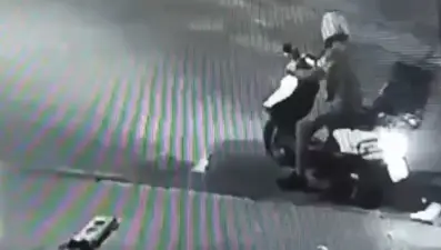 28 kadının çantasını çalan kapkaççıyı parmağındaki dövme yakalattı