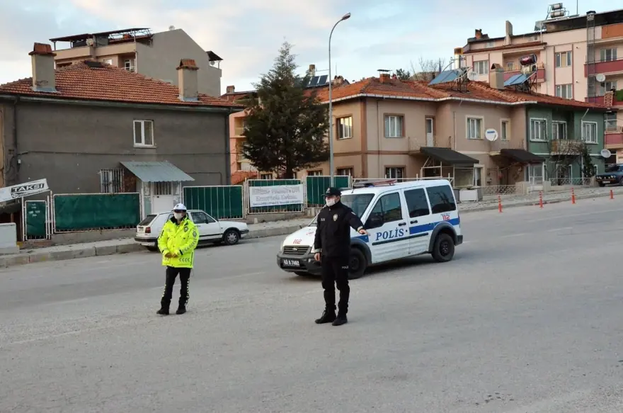 Nüfusunun yüzde 70'i karantinada olan ilçede sıkı denetim 4