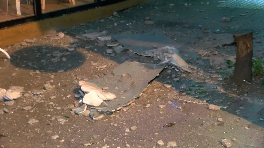 İstanbul'da 4 katlı binanın çatısı çöktü 2