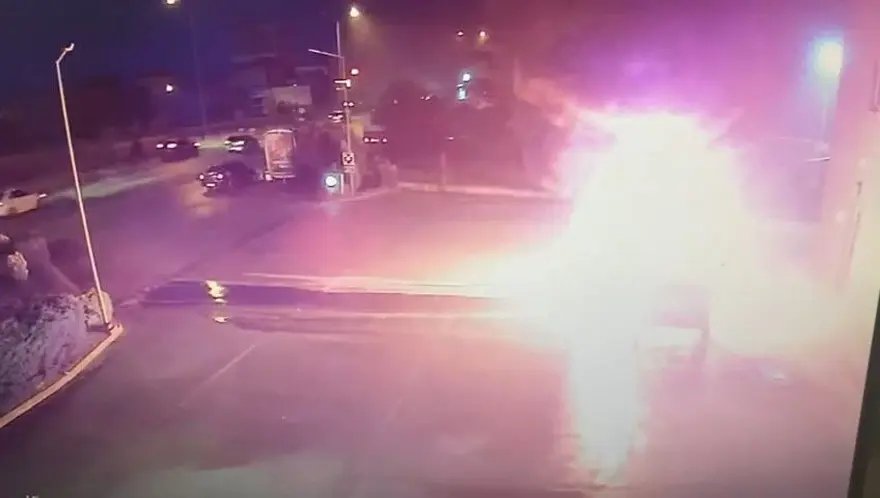 Akaryakıtistasyonunda panik anları: Bir anda alev aldı Akaryakıtistasyonunda panik anları: Bir anda alev aldı