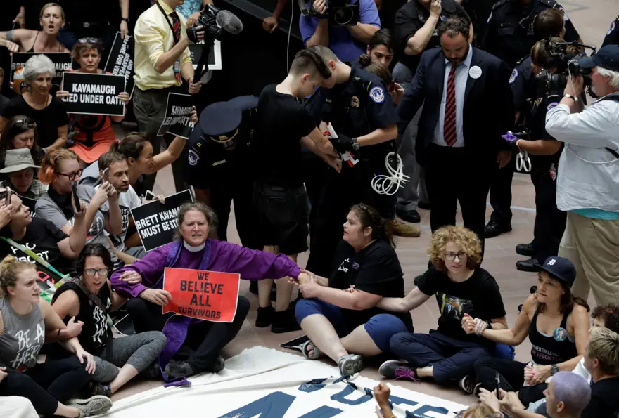 Kavanaugh'u protesto eden Amy Schumer ve Emily Ratajkowski tutuklandı 13