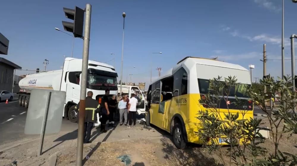Mardin’de tanker minibüse çarptı