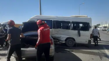 Kahramanmaraş’ta yolcu minibüsü ile otomobil çarpıştı: 8 yaralı