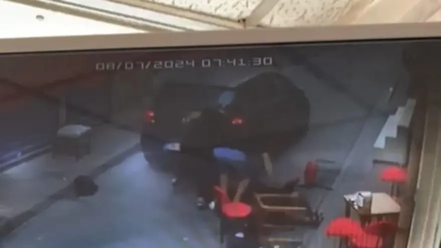 Fatih'te korku dolu anlar: Baygınlık geçirip otomobilin altında kaldı 3 Fatih'te korku dolu anlar: Baygınlık geçirip otomobilin altında kaldı 3