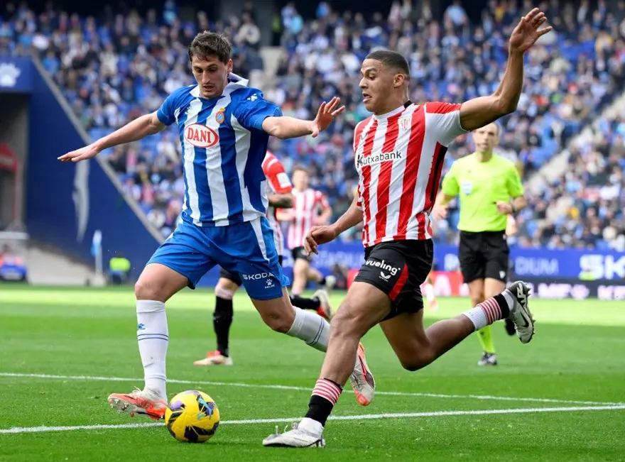 İspanyol futbolcuya ırkçı saldırı: Arkadaşı uyardı, hakem oyunu durdurdu 