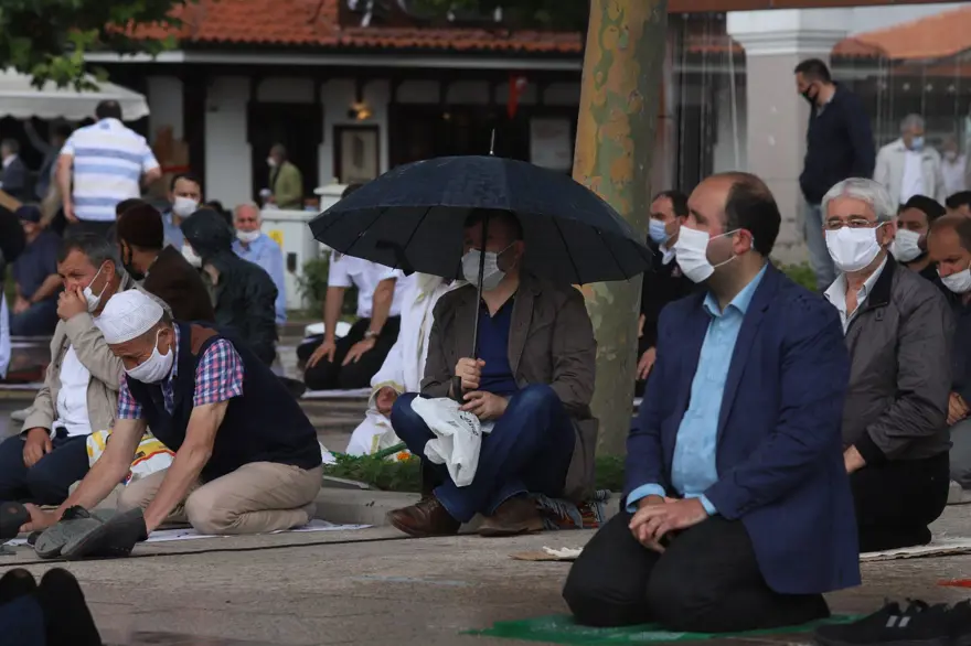 Corona virüs tedbirli 4. cuma namazı 13