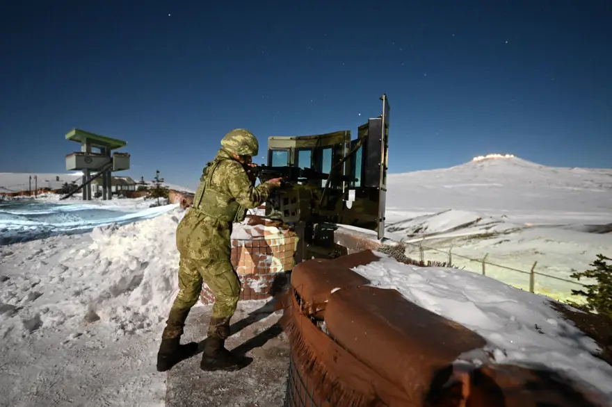 "Hudut kartalları" yeni yılı elleri tetikte karşıladı 34
