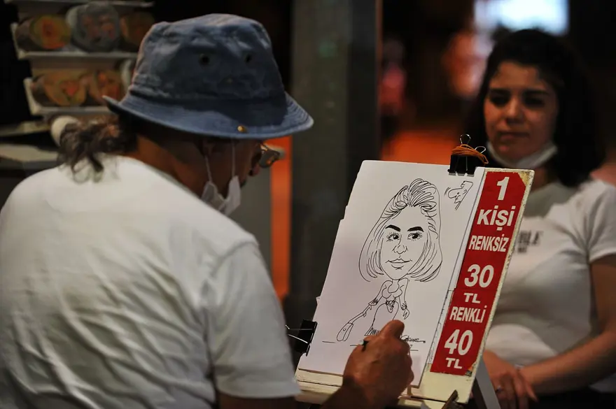 50 yıldır aynı parkta resim çiziyor 3 50 yıldır aynı parkta resim çiziyor 3