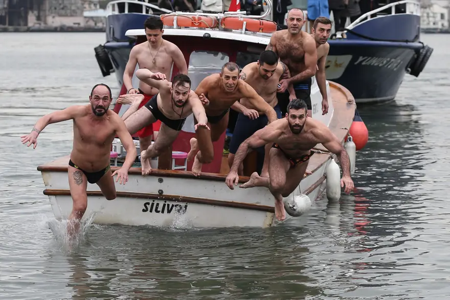 Buz gibi suda haç çıkarma töreni 2 Buz gibi suda haç çıkarma töreni 2