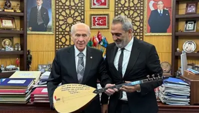 Yavuz Bingöl, Bahçeli’ye bağlama hediye etti