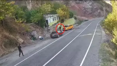 Dağdan kopan kaya parçasından son anda kurtuldu