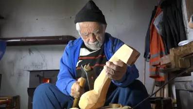 Babası ağaçtan düşüp vefat edince işin başına geçti: Unutulmaya yüz tutmuş mesleğini 76 yıldır sürdürüyor