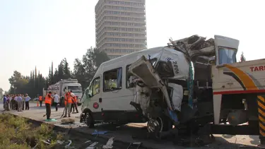 Minibüs ile servis çarpıştı: 31 yaralı