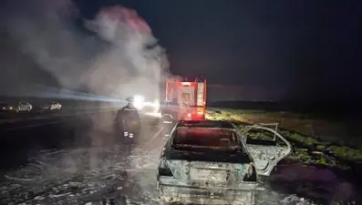 Nusaybin'de seyir halindeki otomobil alev aldı