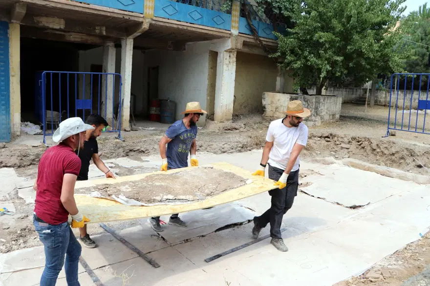 Kaçak kazıda bulunan mozaikler Zeugma Müzesi'ne taşınıyor Kaçak kazıda bulunan mozaikler Zeugma Müzesi'ne taşınıyor