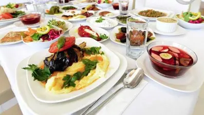 İstanbul'da '5 yıldızlı' iftar kişi başı 200 lirayı buluyor