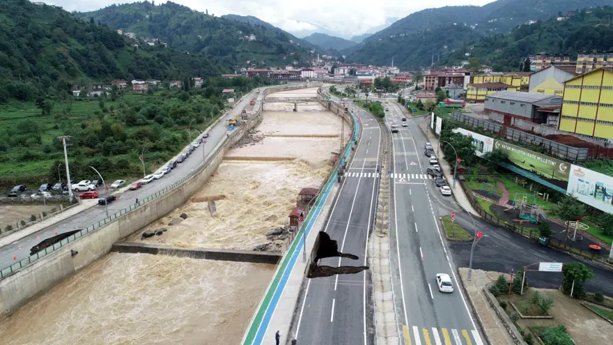 Rize'de sağanak ve heyelan: 11 ev boşaltıldı, karayolu çöktü 11