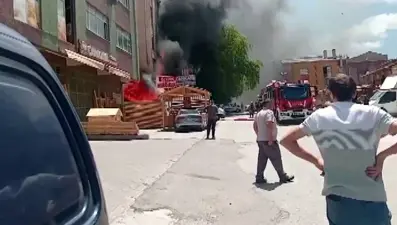Ankara'da yangın: İş yerleri alevleri aldı