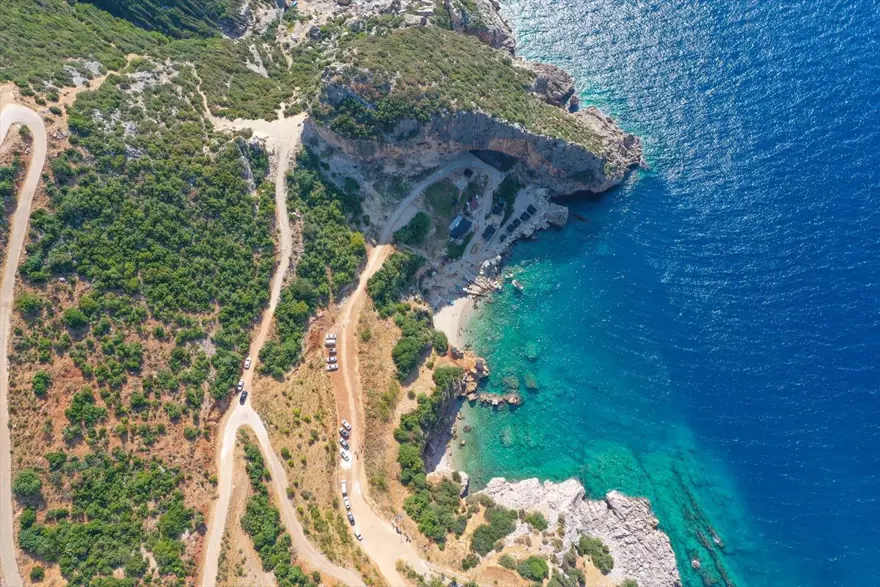 Akdeniz'de korsanların saklandığı Karamağara Koyu turist akınına uğruyor 4