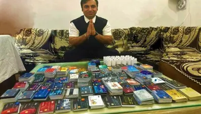 Ekonomik krizi atlattı, Guinness Rekorlar Kitabına girdi: 1638 kredi kartına sahip adam!