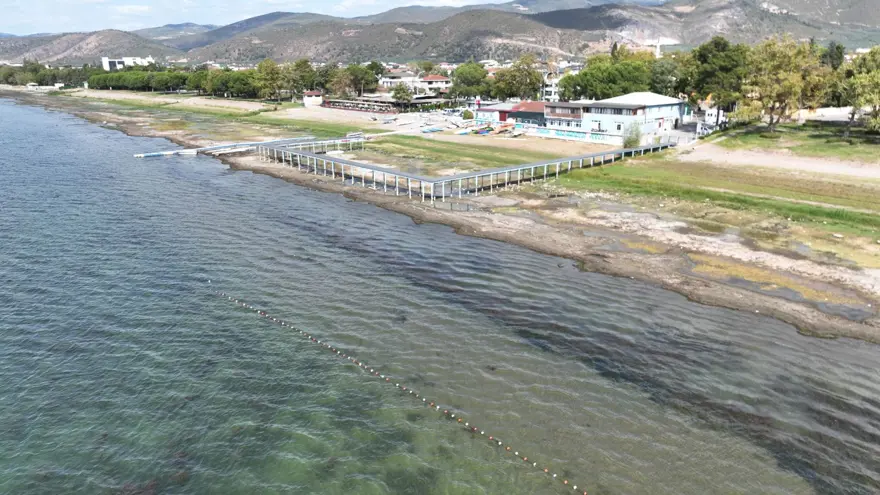 Su metrelerce çekildi: Göl bataklığa dönüştü 1