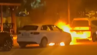 Park halindeki otomobil alev aldı