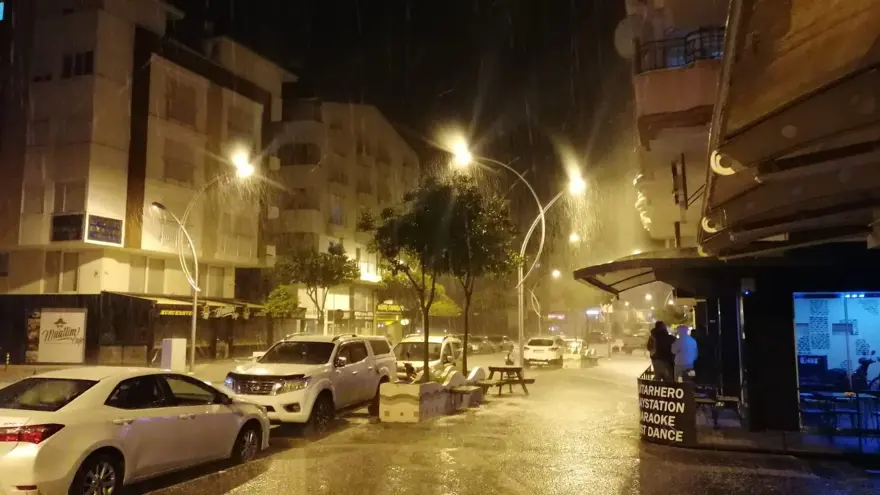 Antalya'da dolu yağışı etkili oldu: Araçlar akaryakıt istasyonlarına sağındı 