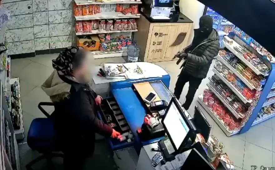 Oyuncaktüfekle benzinciyi soydu 