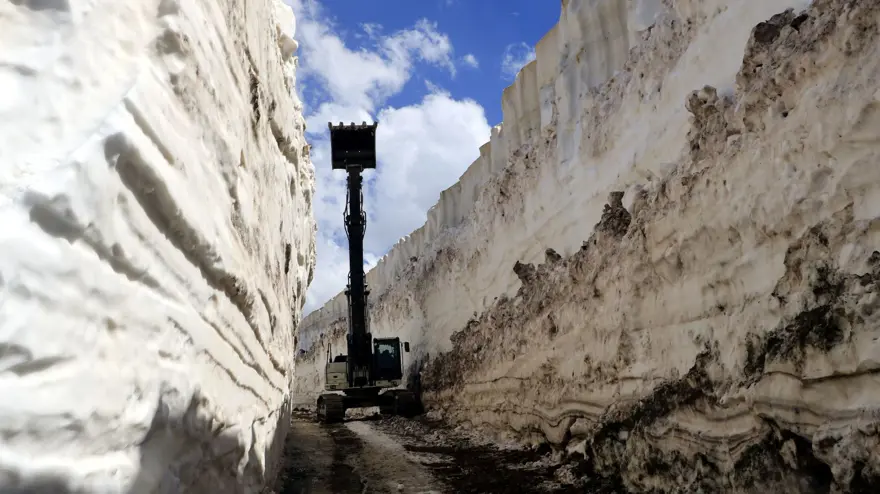 Yüksekova'da, mayıs sonu 8 metrelik karla mücadele 1