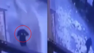 Uçan çatıdan kıl payı kurtuluş: Parçaların hiçbiri isabet etmedi