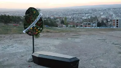 Polisleri alarma geçiren görüntü: Boş arazide bir tabut, bir de çelenk
