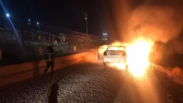 Motoru yanmaya başlayan otomobil alev topuna döndü