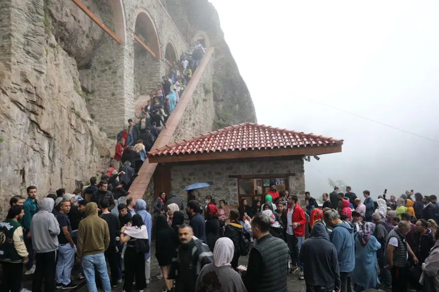 Trabzon’a turist akını (Her gün 35 seferle 4 bin 500 kişigeliyor) 1