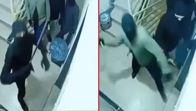 Maskeli saldırganlar bir evin kapısını kırmaya çalıştı